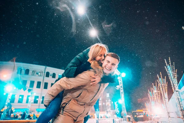 Alegre e brincalhão casal em roupas quentes de inverno estão brincando — Fotografia de Stock