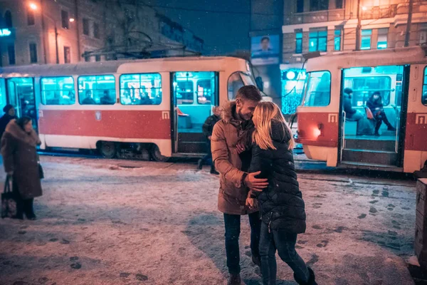 Молода доросла пара на засніженій трамвайній станції — стокове фото