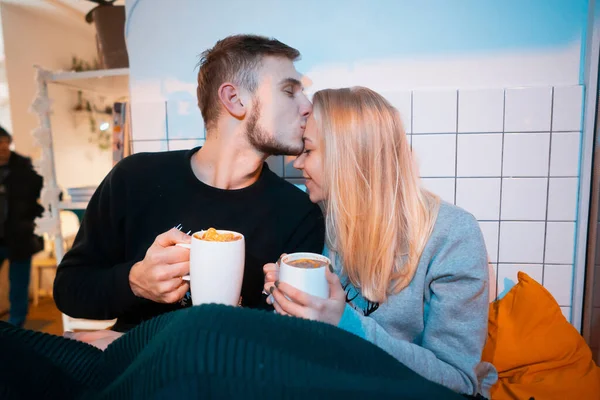 Chico con una chica beber café caliente y té — Foto de Stock