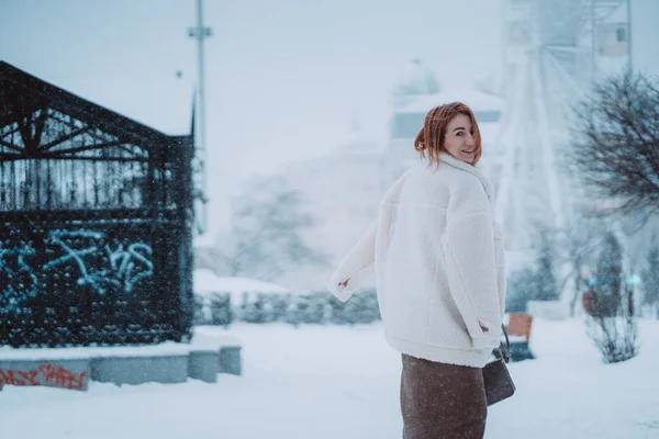 Женщина снаружи в снежный холодный зимний день — стоковое фото