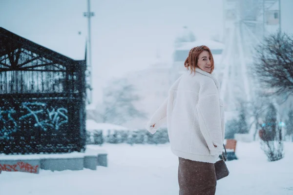 Mulher fora em nevar frio dia de inverno — Fotografia de Stock