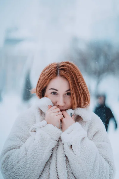 Retrato modelo feminino fora na primeira neve — Fotografia de Stock