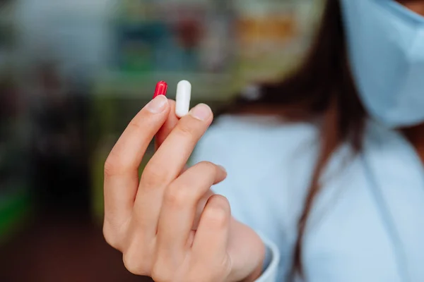 Frau zeigt Tabletten, Vitamine oder Tabletten in der Hand. Covid-19. — Stockfoto