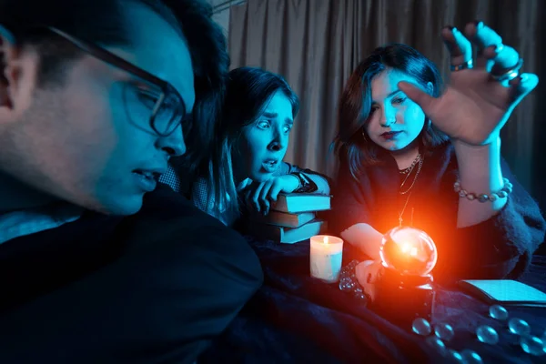 Groupe de personnes et femme diseuse de bonne aventure avec boule de cristal — Photo