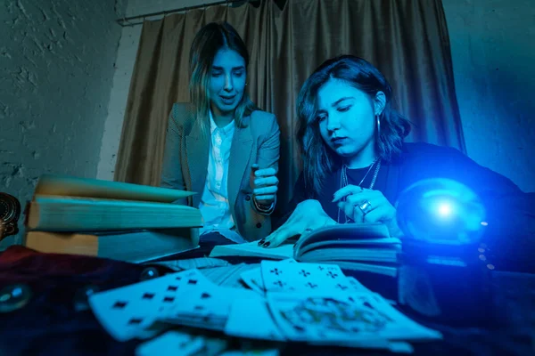 Dos mujeres están leyendo un libro misterioso —  Fotos de Stock