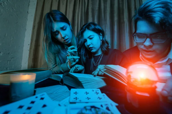 Duas mulheres e um cara estão lendo livros misteriosos, vista de perto — Fotografia de Stock