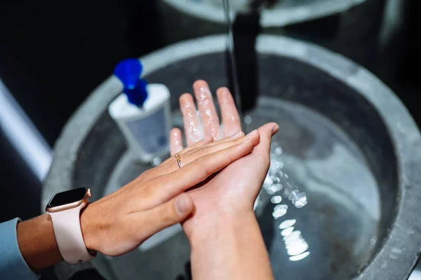 Mulher lavando as mãos para proteger contra o coronavírus — Fotografia de Stock