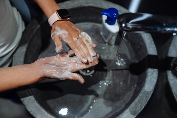Frau wäscht sich die Hände zum Schutz vor dem Coronavirus — Stockfoto