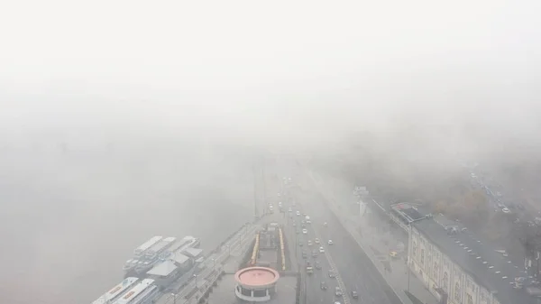 शहरात धुके पसरले आहे. शहर वाहतूक, हवाई दृश्य — स्टॉक फोटो, इमेज
