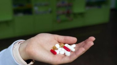Coronavirus. Covid-19. Bir erkek ya da kadın hap alır ve gösterir..