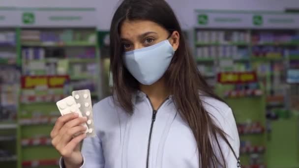 Una donna mostra pillole, vitamine o pillole in mano. Covid-19. — Video Stock