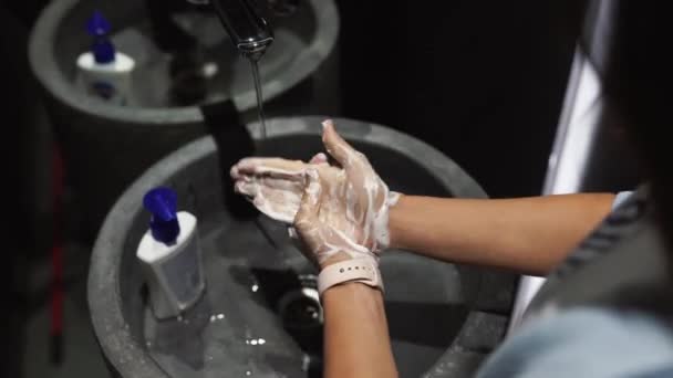 Vrouw handen wassen om te beschermen tegen het coronavirus — Stockvideo