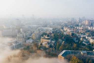 Şehrin sisli havadan görünüşü