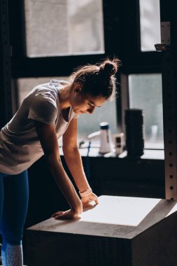 Güzel bir kadın pencereye yaslanmış masaya yaslanmış.