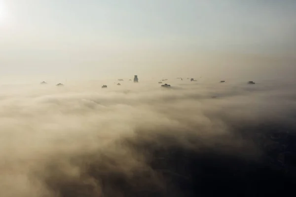 Letecký pohled na město v mlze. Mrakodrapy nad mlhou — Stock fotografie