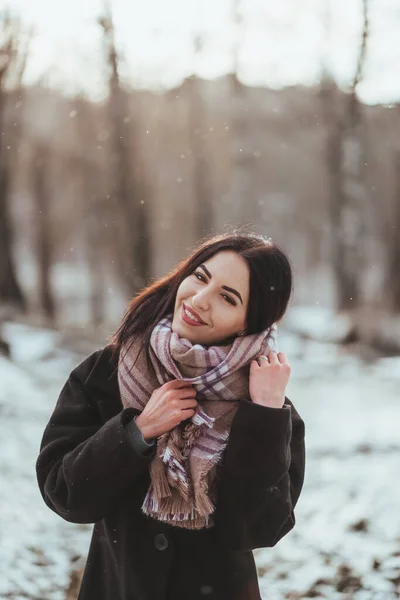 โมเดลสาวสวย โพสในป่าฤดูหนาว รูปแบบแฟชั่นสไตล์ — ภาพถ่ายสต็อก