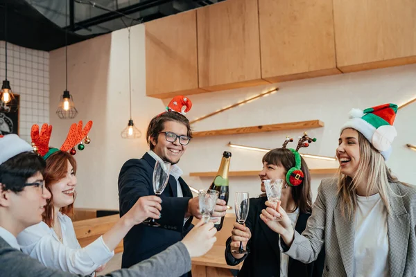 Compañeros felices en la oficina celebran evento especial. — Foto de Stock