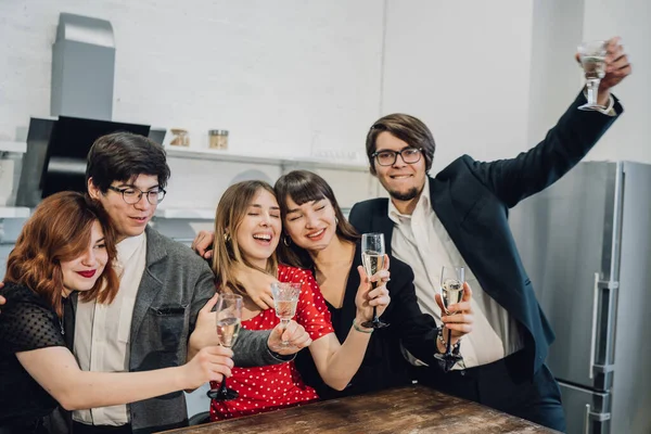 Colegas felizes no escritório celebram evento especial . — Fotografia de Stock