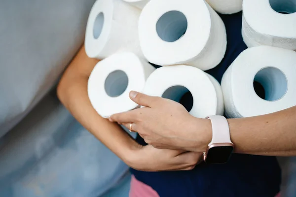 As pessoas estão a armazenar papel higiénico para quarentena doméstica do coronavírus. . — Fotografia de Stock