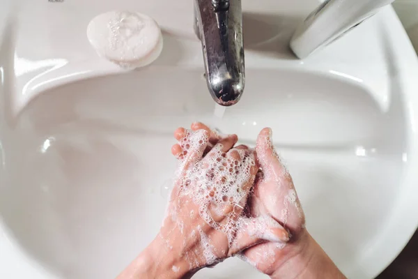 Homem lavando as mãos para proteger contra o coronavírus — Fotografia de Stock