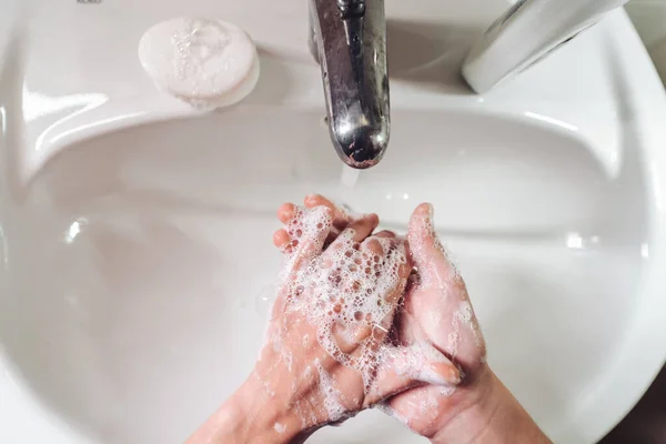 Man tvättar händerna för att skydda mot coronavirus — Stockfoto