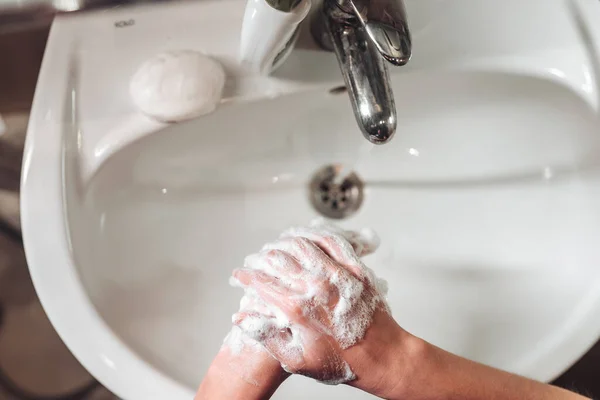 Мужчина моет руки, чтобы защитить от коронавируса — стоковое фото