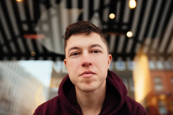 Beau mec traînant dans un café en plein air — Photo