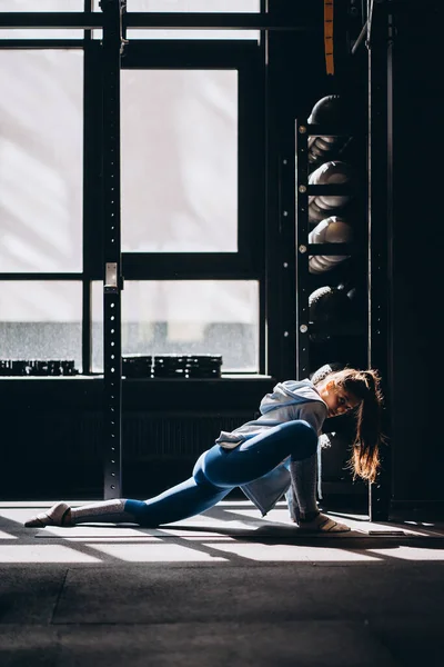 Porträt einer attraktiven jungen Frau, die Yoga oder Pilates macht — Stockfoto