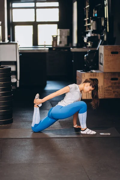Retrato de una joven atractiva haciendo ejercicio de yoga o pilates —  Fotos de Stock