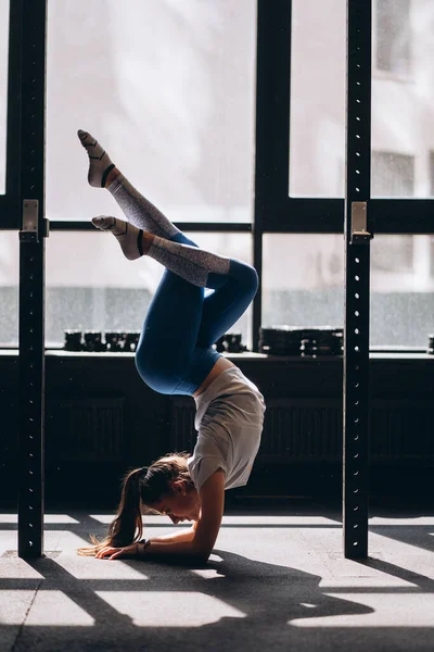 Retrato de una joven atractiva haciendo ejercicio de yoga o pilates —  Fotos de Stock