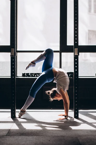 Portrait de jeune femme séduisante faisant du yoga ou des exercices de pilates — Photo