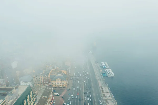 Město pokryté mlhou. Provoz ve městě, letecký pohled — Stock fotografie