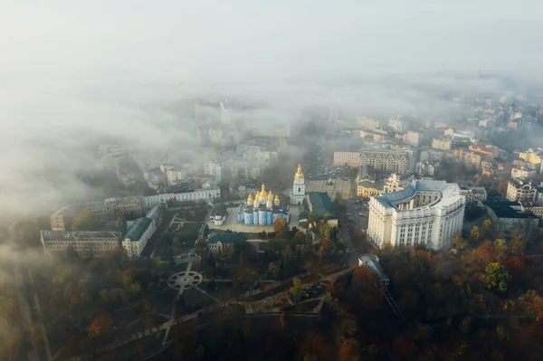 Вид с воздуха на город в тумане — стоковое фото