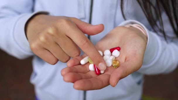 コロナウイルス。COVY-19 。男や女が薬を飲み. — ストック動画