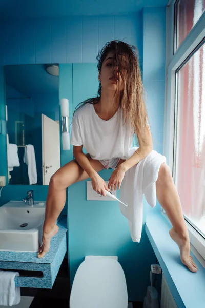 Linda, jovem mulher no banheiro está se divertindo — Fotografia de Stock