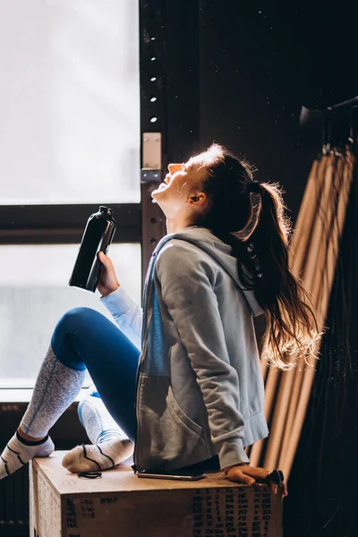 Mooi meisje was het drinken van water uit een plastic fles, warme zonnige ochtend — Stockfoto