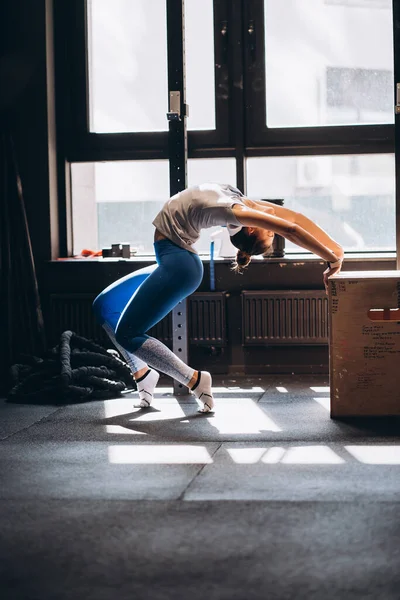 Portrait de jeune femme séduisante faisant du yoga ou des exercices de pilates — Photo