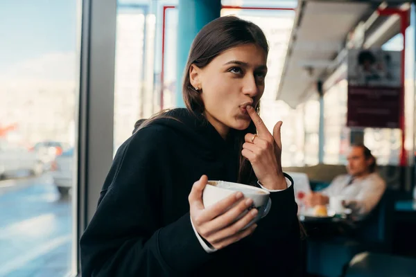 Primer plano retrato de bonita hembra bebiendo café. — Foto de Stock