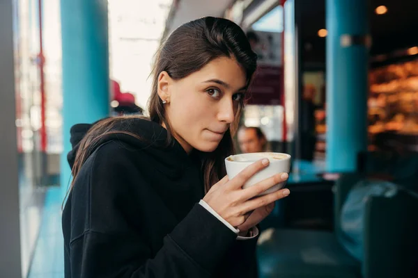 ปิดรูปของผู้หญิงสวย ดื่มกาแฟ . — ภาพถ่ายสต็อก