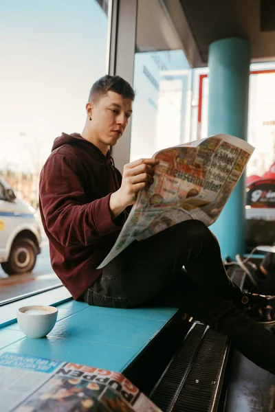 Πορτρέτο του ανθρώπου που κάθεται σε ένα καφέ, διαβάζοντας εφημερίδες και πίνοντας καφέ — Φωτογραφία Αρχείου