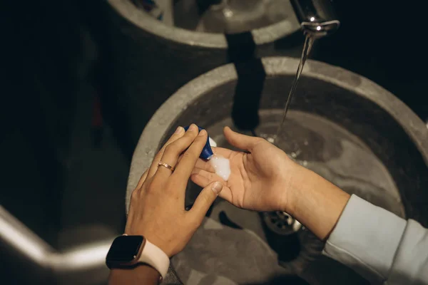 Vrouw handen wassen om te beschermen tegen het coronavirus — Stockfoto