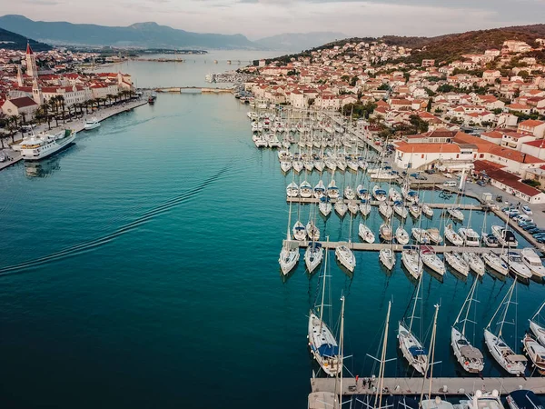 Widok z lotu ptaka, jachty żaglowe, jachty motorowe i katamarany, Chorwacja — Zdjęcie stockowe