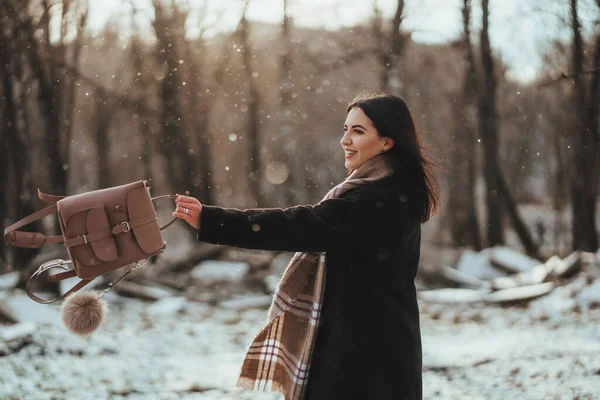 Jovem modelo bonito posando na floresta de inverno. retrato de moda elegante — Fotografia de Stock