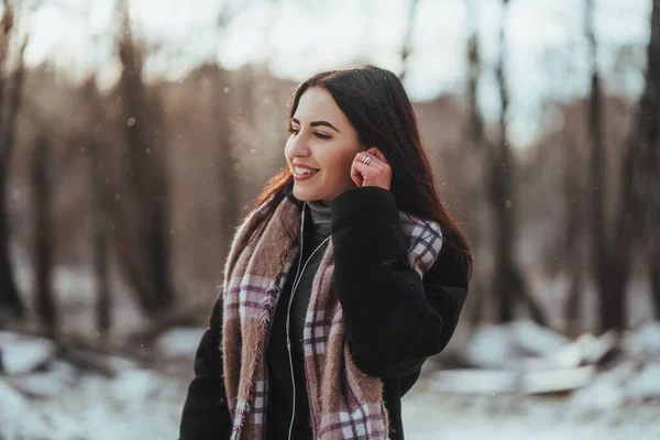 Νεαρό όμορφο μοντέλο ποζάρει στο χειμερινό δάσος. κομψό πορτρέτο μόδας — Φωτογραφία Αρχείου
