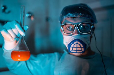 Genç erkek araştırmacı bilimsel deney yapıyor..