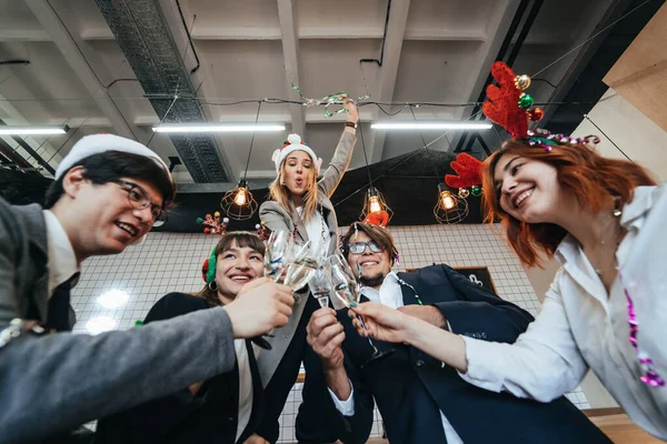 Colegas felizes no escritório celebram evento especial . — Fotografia de Stock