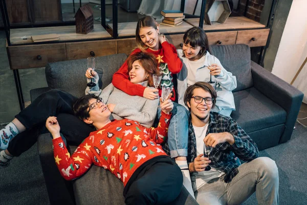 Gruppvänner som sitter i en soffa i vardagsrummet — Stockfoto