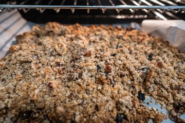Elektrikli fırında pişirmek için granola. Sağlıklı kahvaltı için basit malzemeler konsepti