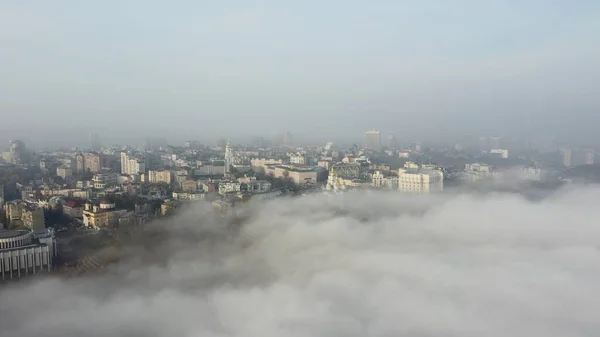 Flygfoto över staden i dimman. — Stockfoto