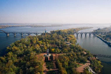 Kiev 'deki Dinyeper Nehri' ne bak. Hava aracı görünümü.